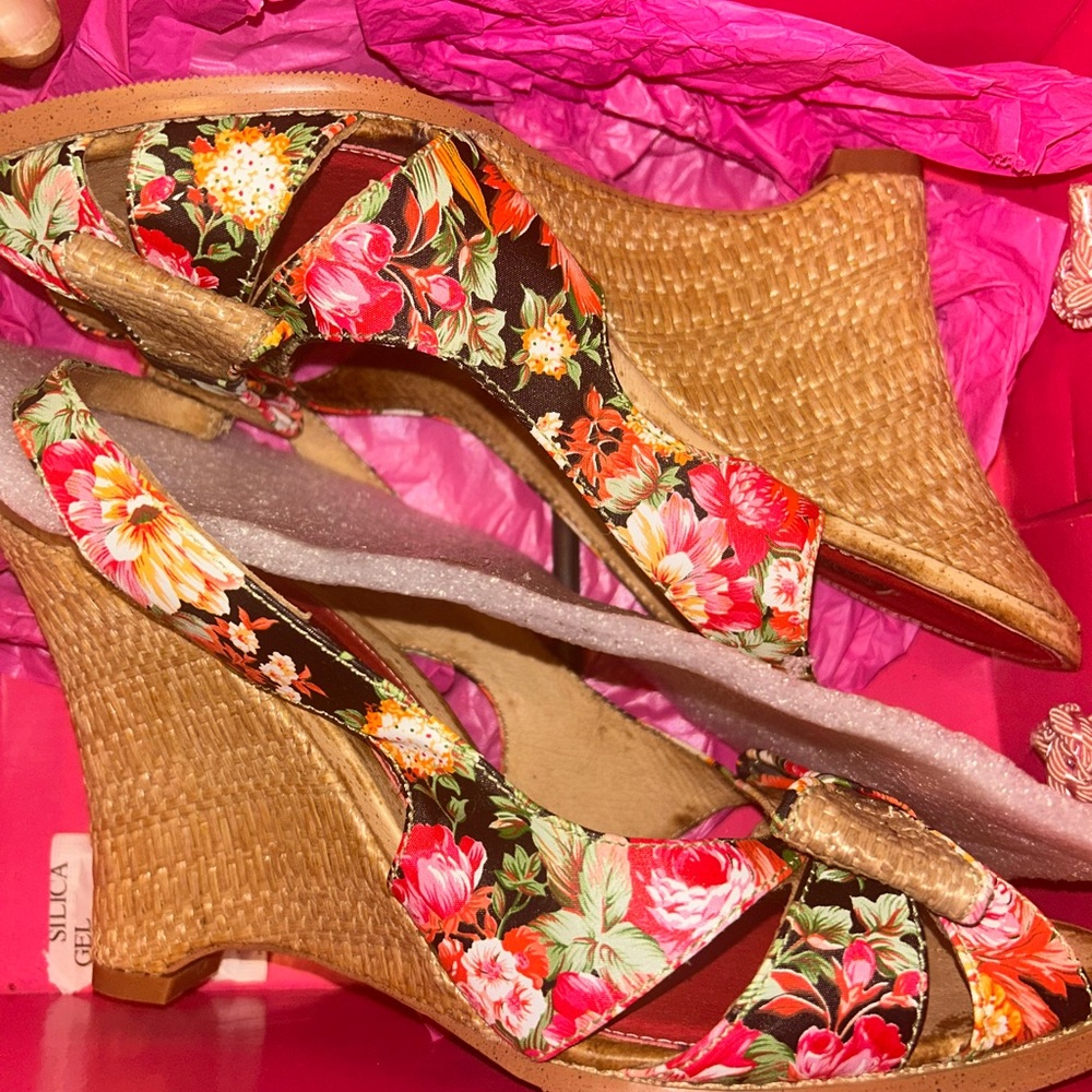Floral peep toe wedge